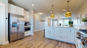 Frigorífico, microondas, horno y placa de cocina