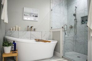 Bathtub, towels