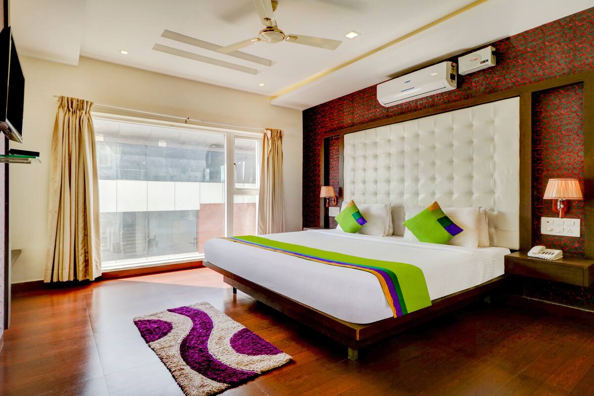 Premium Double Room | Desk, iron/ironing board (on request), WiFi (free), bed sheets