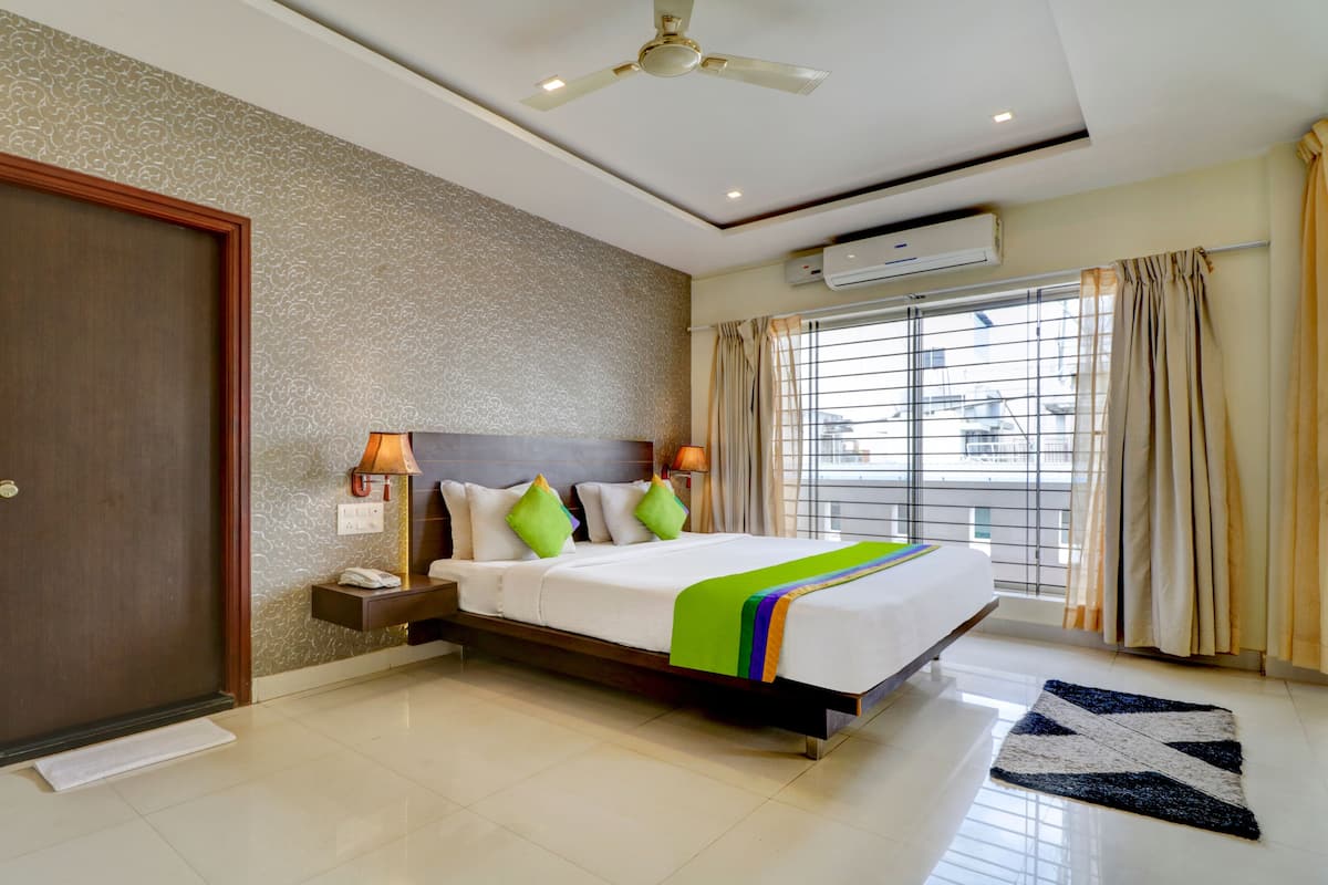Deluxe Double Room | Desk, iron/ironing board (on request), WiFi (free), bed sheets