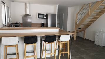 Réfrigérateur, micro-ondes, four, plaque de cuisson