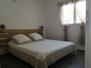 3 slaapkamers, een strijkplank/strijkijzer, reisbedje, gratis wifi