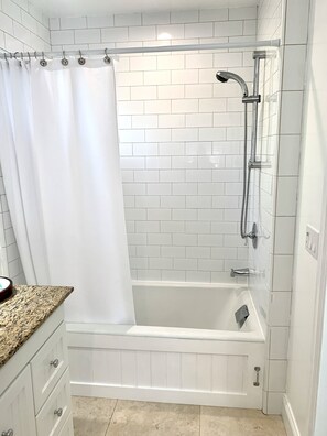 Combined shower/tub, hair dryer, towels, soap - Citrus Cottage in Old Town Orange near Chapman U & Disneyland  (Orange)