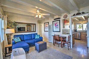 TV, books - San Diego Hub w/ Bay Views - 1 Block to Beach! (San Diego)