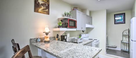 Fridge, coffee/tea maker, spices, ice maker