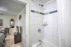 Amenidades de baño gratuitas, secadora de cabello, toallas 