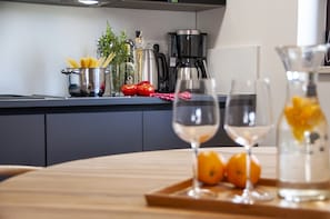 Coffee/tea maker, electric kettle