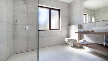 Appartamento Deluxe, 1 camera da letto | Bagno | Doccia, set di cortesia gratuito, asciugacapelli, pavimenti riscaldati