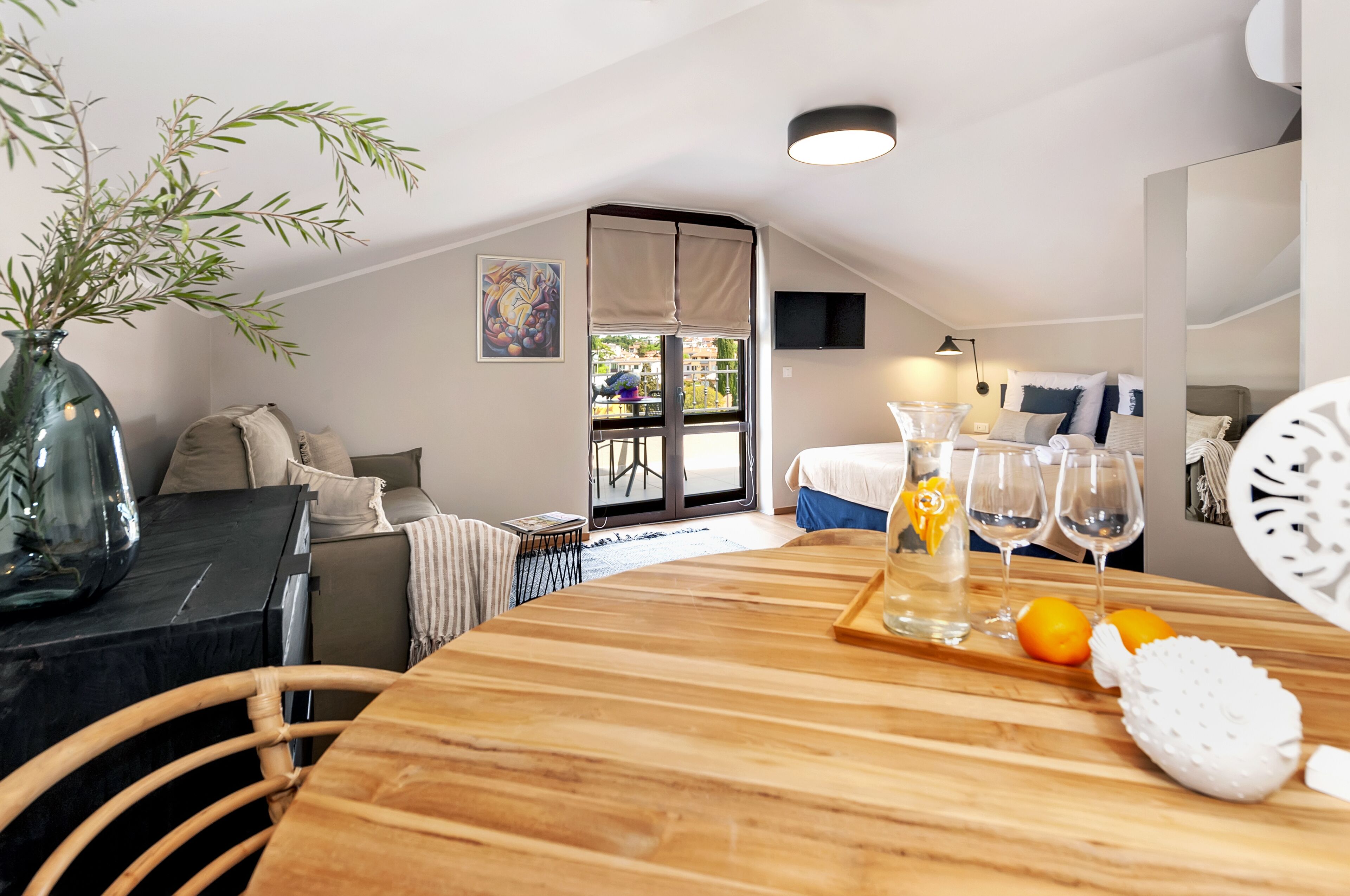 Una cassaforte in camera, una scrivania, ferro/asse da stiro