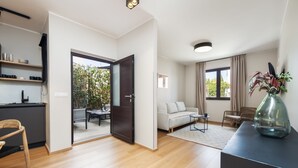 Una sala de estar moderna con un sofá, una mesa de centro y un comedor con sillas y una mesa.