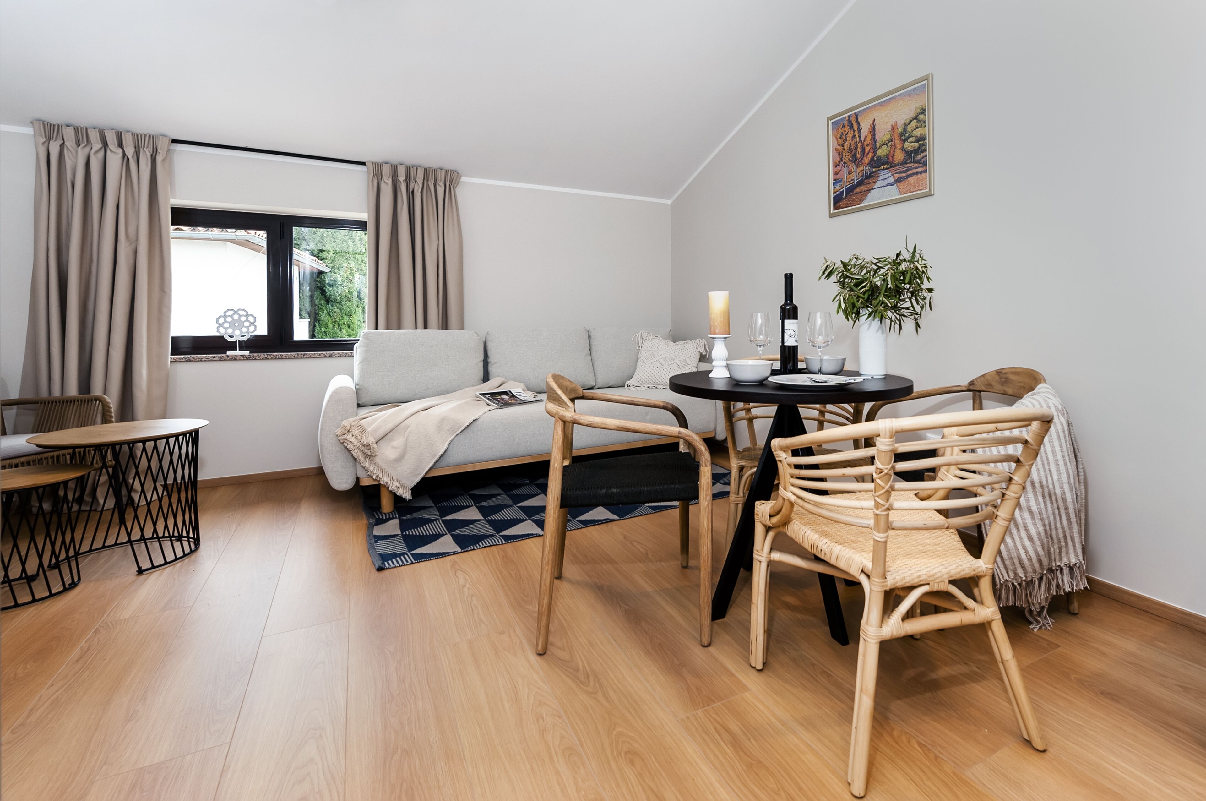 Deluxe-huoneisto, 1 makuuhuone, terassi | Oleskelualue | Taulutelevisio