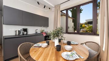 Deluxe Apartment, 1 Bedroom | Private kitchen