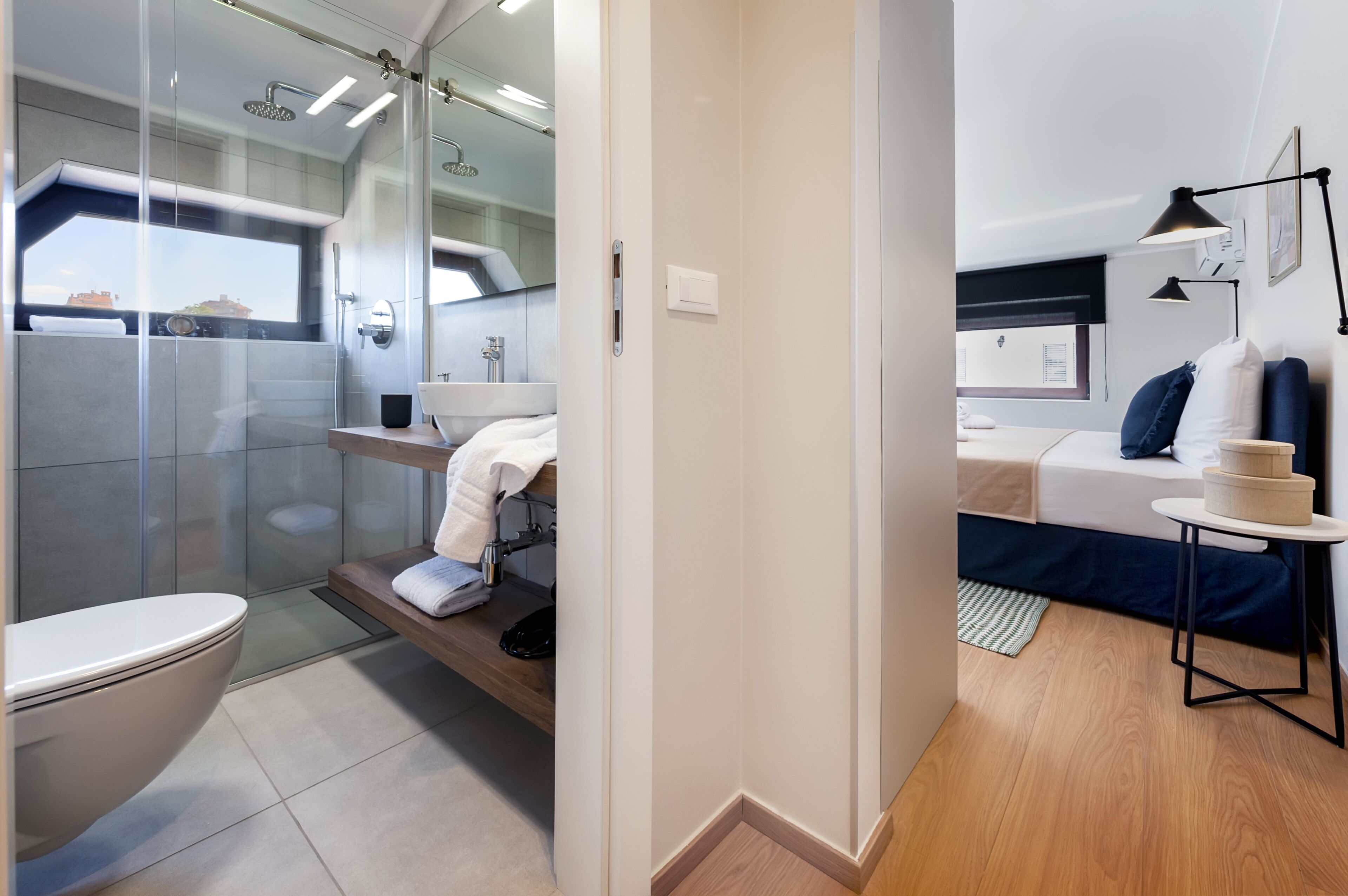 Een moderne badkamer met een douchecabine van glas, een toilet en een wastafel.