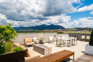 Outdoor dining - Skyview Penthouse- Luxury penthouse in downtown Bozeman with 30 night minimum (Bozeman)