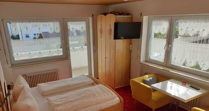 Doppelzimmer 2, mit Balkon - Gästehaus am Lindenweg