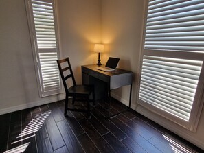 Interior - Comfortable home, heated salt-cell pool with child-safety, 10 min from the beach (Sarasota)