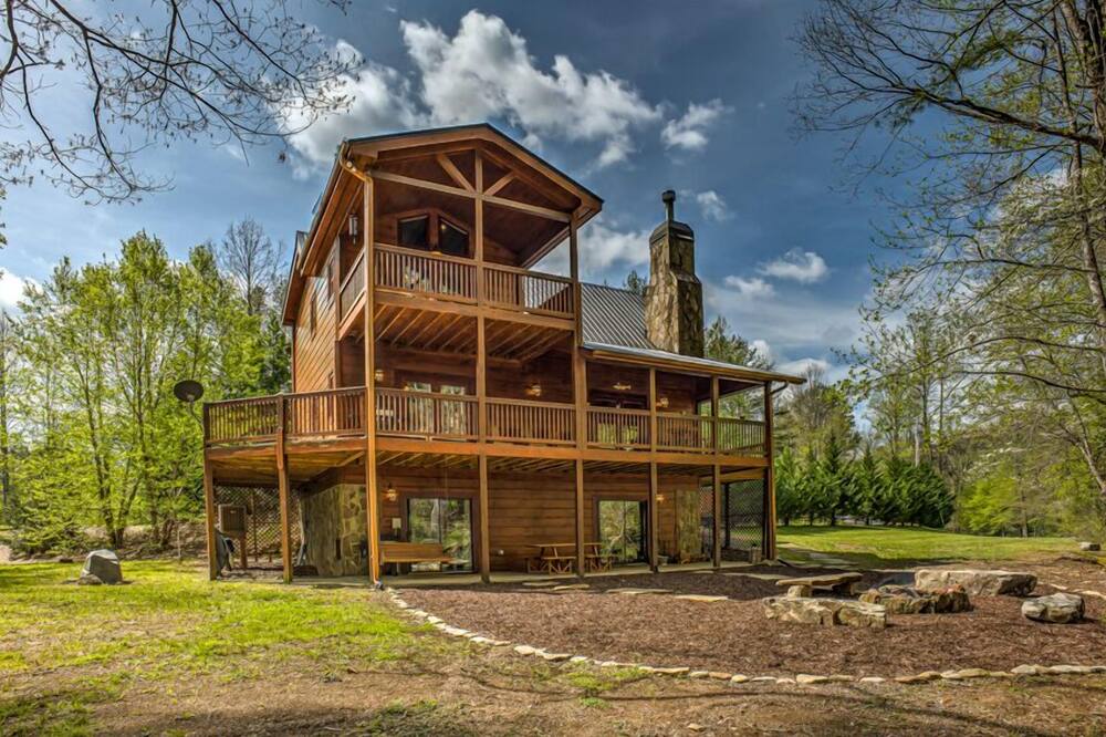 The Wandering Wilscot Lodge - Riverside | Firepit | Surrounded by National Forest
