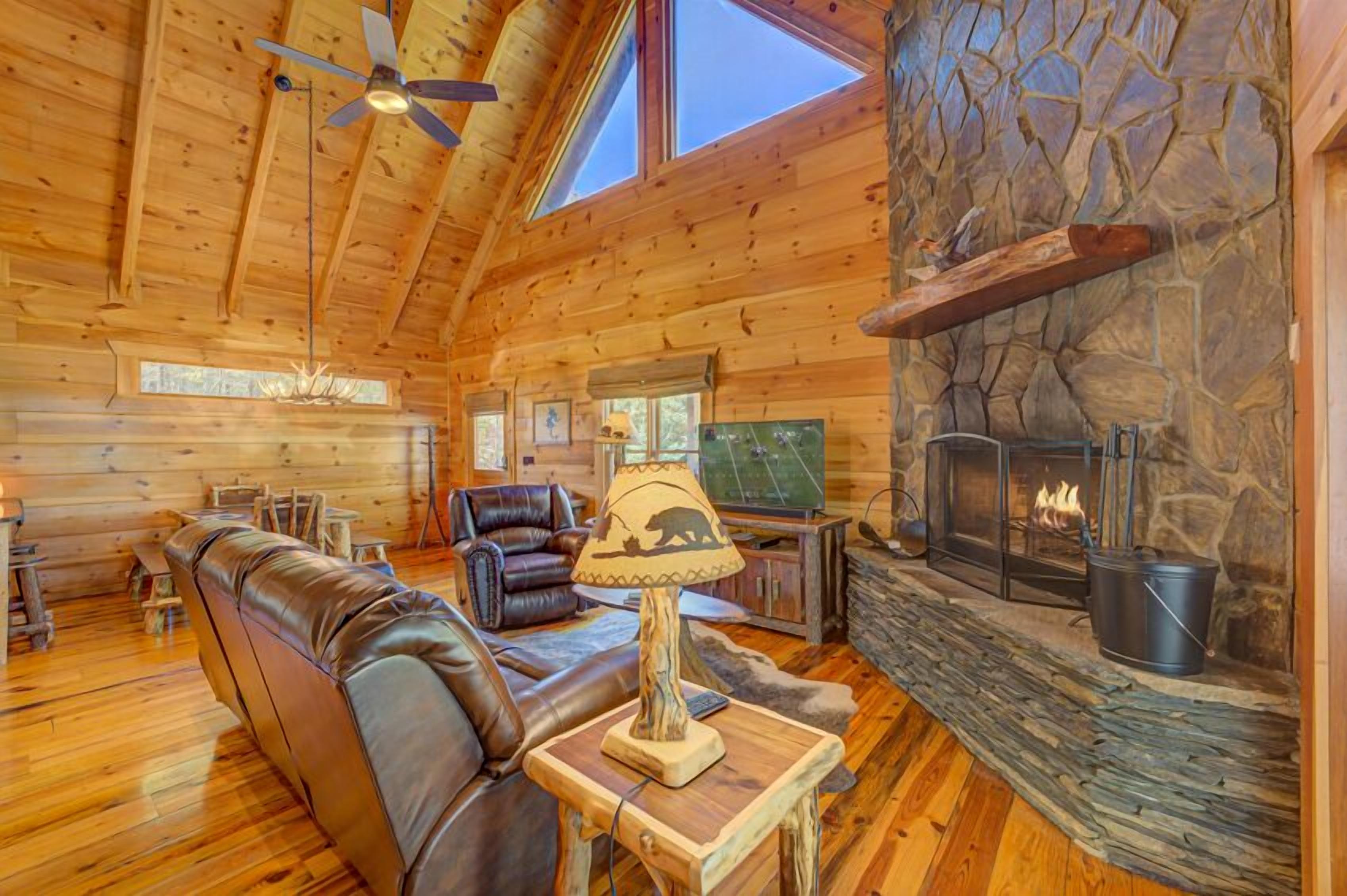 The Wandering Wilscot Lodge - Riverside | Firepit | Surrounded by National Forest