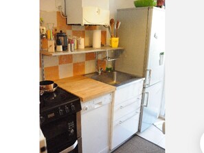 Microwave, dishwasher, coffee/tea maker, cookware/dishes/utensils