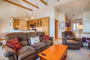 TV, fireplace, DVD player, books - Saddleback - Rock Pond Condo 83 - ski in , ski out location (Sandy River Plantation)