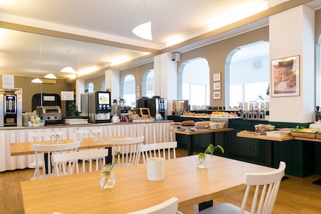Breakfast and dinner served, Italian cuisine. Hotel Pacific Roma