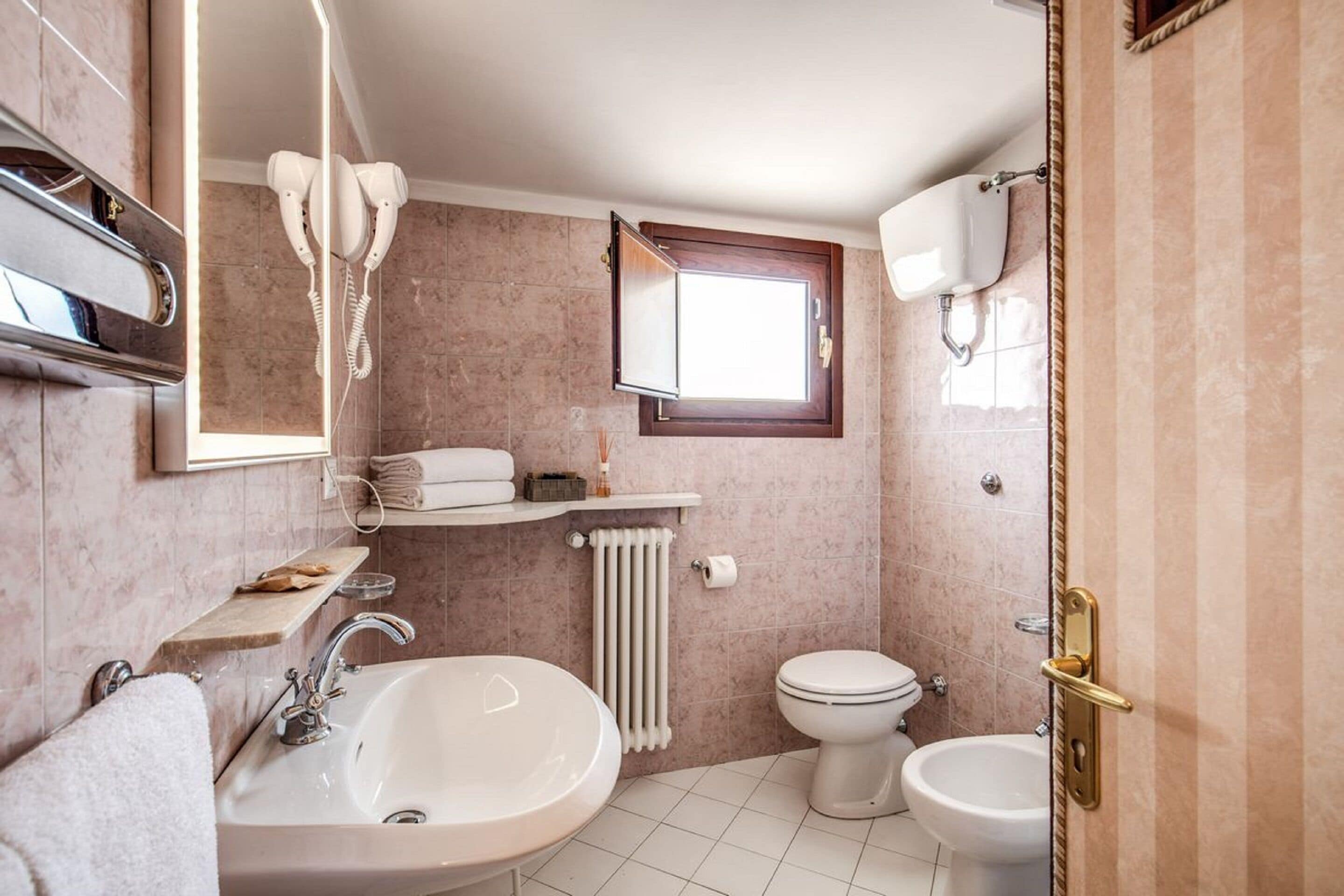 Suite Junior, terrasse | Salle de bain | Douche, douche cascade, articles de toilette (gratuits)