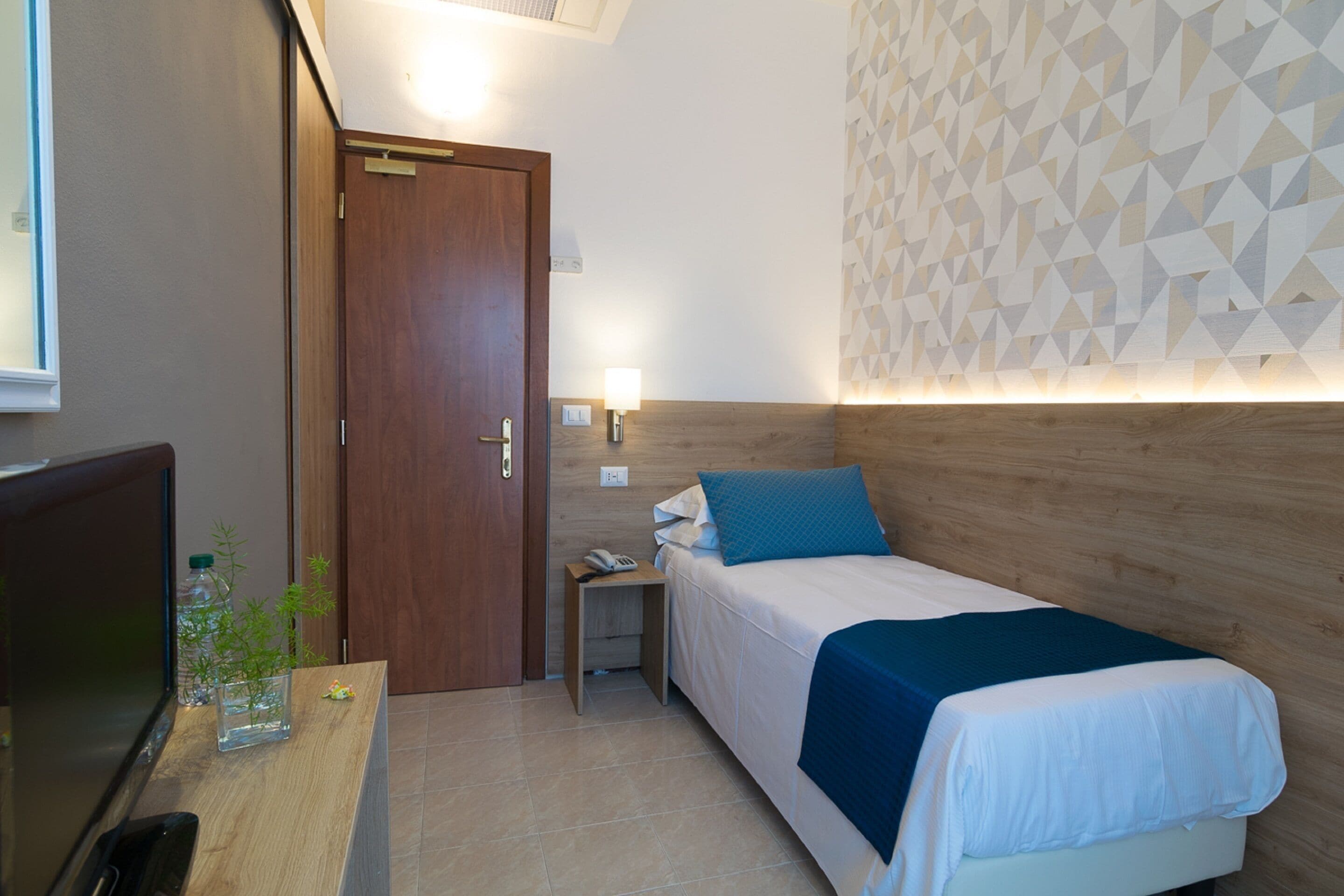 Habitación individual superior | Ropa de cama de alta calidad, edredones de plumas, minibar y escritorio