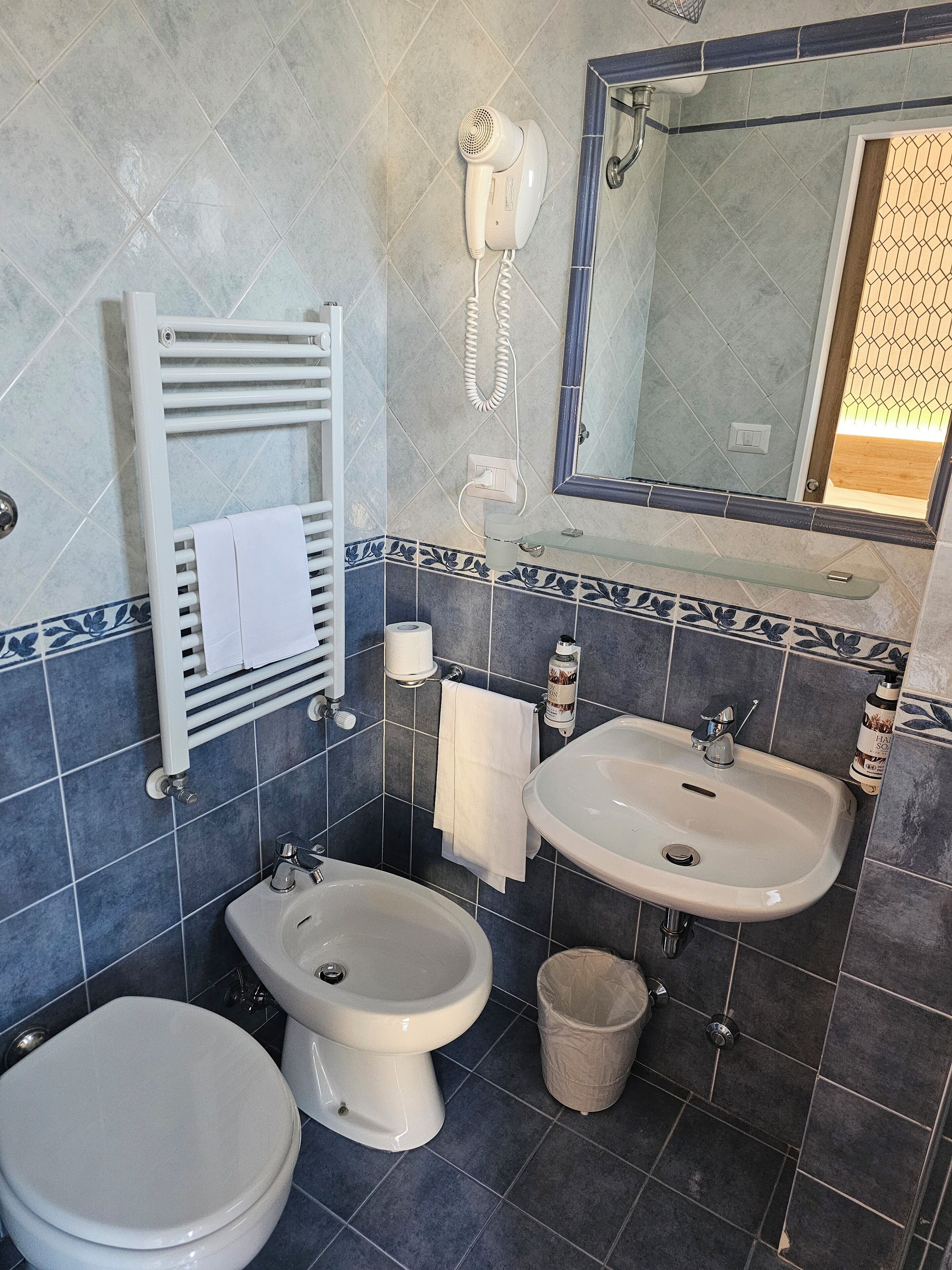economy double room, 1 double bed | bathroom | shower, rainfall showerhead, free toiletries, hair dryer
