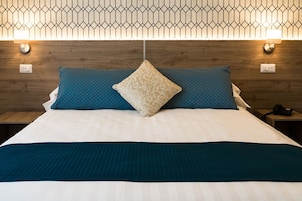 Ropa de cama de alta calidad, edredón, minibar y escritorio