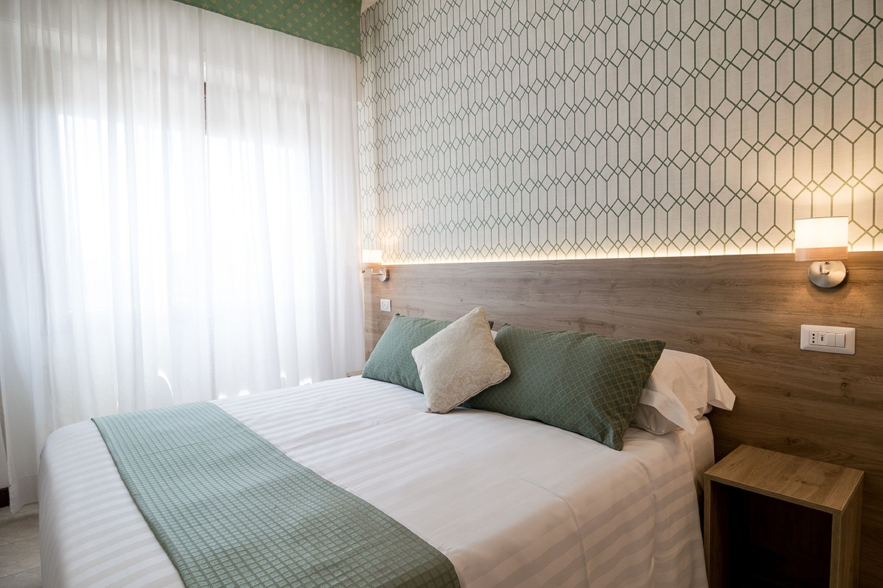 Superior tweepersoonskamer | Luxe beddengoed, donsdekens, een minibar, een bureau