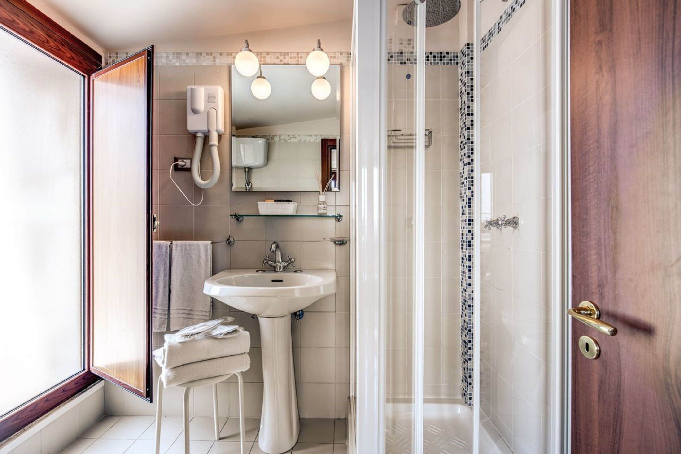 Suite studio Ville, terrasse | Salle de bain | Douche, douche cascade, articles de toilette (gratuits)