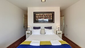 4 chambres, fer et planche à repasser, lit de bébé portatif