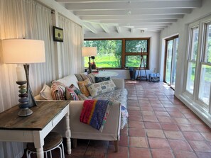 Smart-tv, eldstad, böcker och ett musikbibliotek