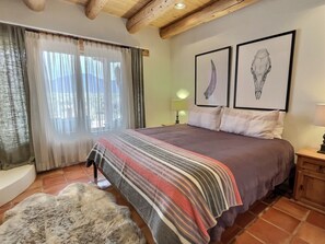 2 sovrum, skrivbord, strykjärn/strykbräda och gratis wi-fi