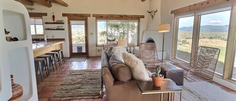 Smart-tv, pejs, dvd-afspiller, kontorer