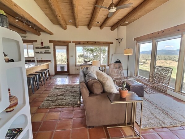 Smart-tv, eldstad, dvd-spelare och kontor