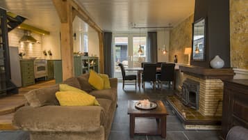 Smart-tv, een open haard, boeken en een filmbibliotheek