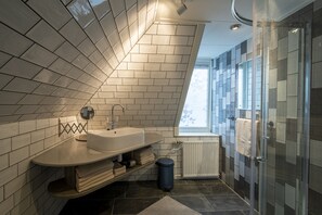 Dusj, hårføner, håndklær og såpe