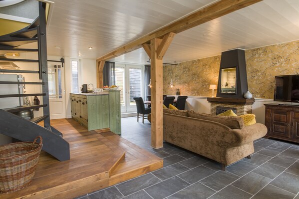 Smart TV, chimenea, libros y videoteca 