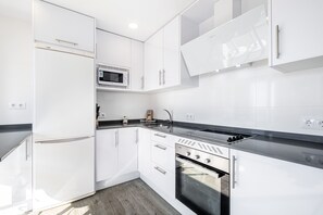 Kühlschrank, Mikrowelle, Ofen, Wasserkocher mit Kaffee-/Teezubehör