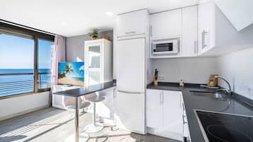 Refrigerador, microondas, horno, placa de cocina