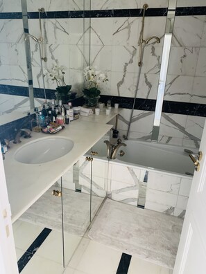Bañera con ducha, secador de pelo, bidet, jabón