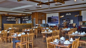 Déjeuner complet gratuit tous les jours