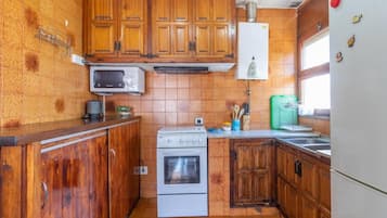 Een koelkast, een magnetron, een oven, een koffiezetapparaat/waterkoker