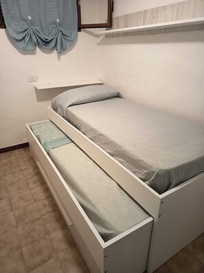 3 bedrooms, iron/ironing board, bed sheets