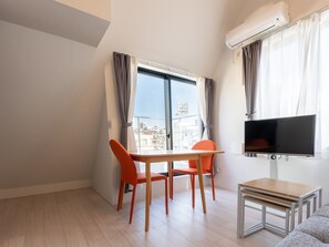 Decoración personalizada, muebles diferentes y escritorio 