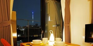 Decoración personalizada, muebles diferentes y escritorio 