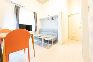 Decoración personalizada, muebles diferentes y escritorio 