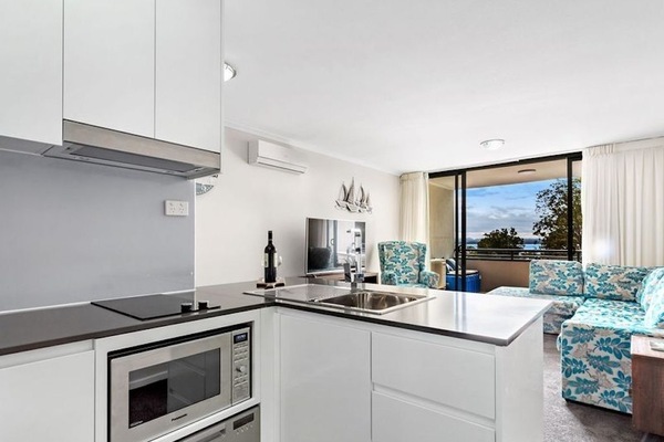 Kylskåp, mikrovågsugn, spishäll och diskmaskin