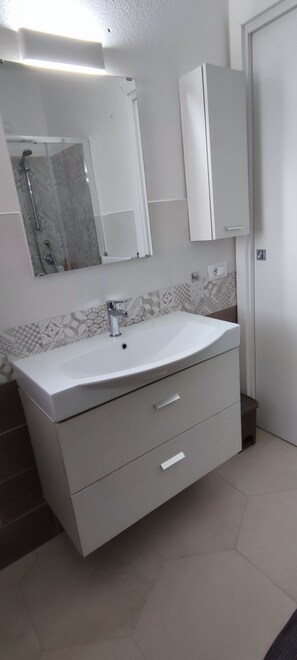 Dusche, Haartrockner, Bidet